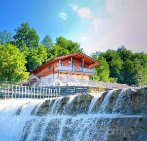 Ferienhaus Bachperle mit Kamin, Balkon und Terrasse in den Alpen, zentral und gleichzeitig naturnah gelegen